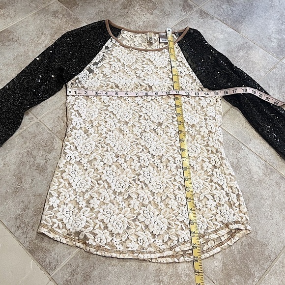 BKE Buckle floral lace sequin stretchy scoop neck elbow sleeve top… - Picture 4 of 9